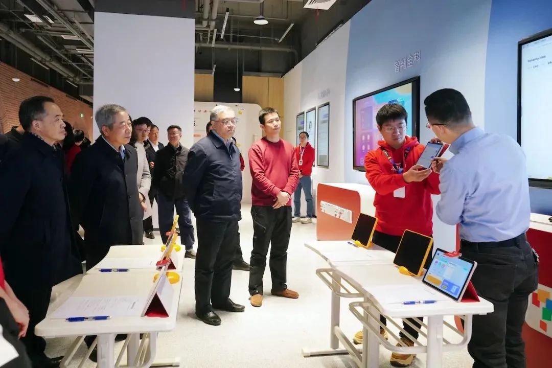 2月25日下午，圍繞“人工智能助力教育變革”，全國政協(xié)教科衛(wèi)體委員會來到好未來集團開展調研。全國政協(xié)副主席、民進中央常務副主席朱永新出席并講話。.jpg